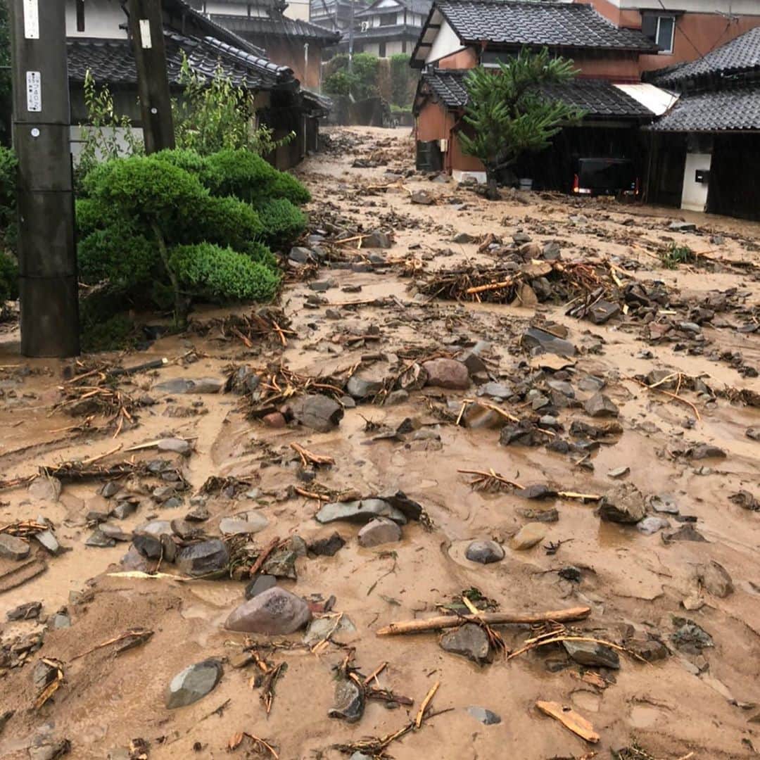 藤井瑞希さんのインスタグラム写真 - (藤井瑞希Instagram)「・ ・ この動画は球磨川近くに元々住んでた、おじーちゃんちの動画です。 ・ もし今回、ここにじーちゃんが一人で居たらと思うと、、、 ・ 本当にここに居なくて良かった。 ・ これが、熊本県芦北町の現状です。 ・ もしかしたら、まだ降り続く雨でこれより酷くなる可能性もあります。 ・ これ以上絶対に被害が大きくなりませんように。 ・ 東京ではコロナがまた広がりつつあるので、熊本に行くこともできませんし願うことしかできないのが悔しいですが、募金出来る場所もオンライン上で増えてきたので、少しでも何かしたいと思ってくださる方がいらっしゃいましたら、検索してみてください。 ・ 鹿児島・宮崎・熊本の皆さん命を守ることを最優先に準備をしてお過ごし下さい。 ・ そして、私への沢山のDMありがとうございました。 ・ 今後も自分に出来ることを考えて行動したいと思います。 ・ ・ #がんばれ芦北 #芦北町 #生まれ育った町」7月6日 11時14分 - bdmntnfujiimizuki