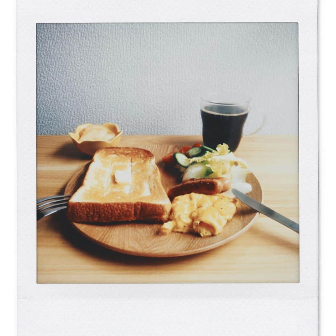 のインスタグラム：「.  . #藤原製パン . . #今日のトースト . #バタートースト . . 新しくおっきい木のお皿が仲間入りしたので、母の実家の岐阜のモーニングを思い出しながら、楽しく作りました✨ . せっかくのモーニングだから、昔ながらの喫茶店感を出したくて、写真の雰囲気も変えてみた🎞 . . . パン1個すっきり収まって、更におかず載せれるっていう大きさがお気に入り。 . やっぱり木の素材って気持ちが安らぐ〜」