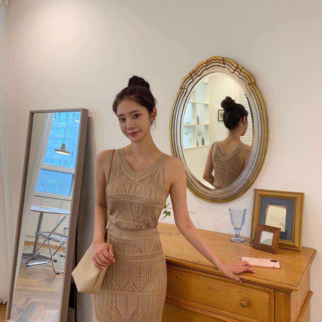 Chuuのインスタグラム：「🤎CHUU🤎 . 오늘은 뜨개 펀칭 셋업으로 패미닌 무드✨☺️ 여름에 입기 좋은 니트 짜임과 펀칭 디테일의 슬리브리스&롱스커트 셋업이에요❣️ 따로 따로 코디 했을 때도 멋드러지는 요 제품 여름 데일리룩으로 찜콩하세요💕💕 _ 💌뜨개 펀칭 sleeveless&skirt set」
