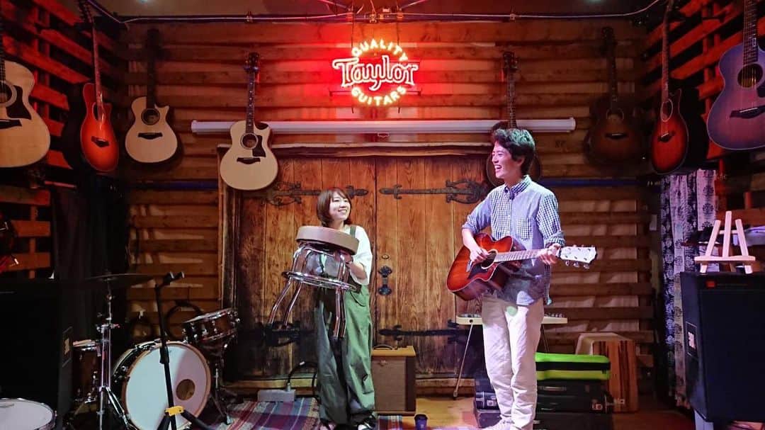 関取花のインスタグラム：「先日はテイラーロードショーありがとうございました😊久しぶりにジョニーくんと一緒にたくさんお話できて、演奏できて本当に楽しかった！またね！ #椅子」