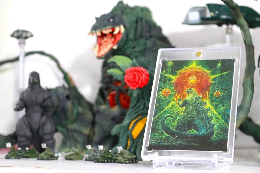 のインスタグラム：「ふつくしすぎる🥀 #ゴジラ #ビオランテ #ゴジラvsビオランテ #godzilla #biollante  #フィギュア #生頼範義  #薔薇 #特撮 #おもちゃ」