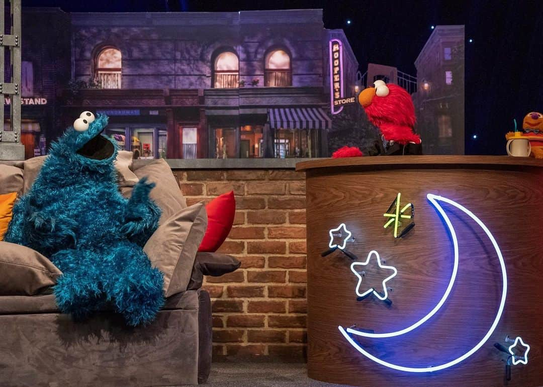 セサミストリートさんのインスタグラム写真 - (セサミストリートInstagram)「Join the Sesame Street gang for singing, dancing, games and more – all before bedtime! Watch The Not-Too-Late Show with @Elmo, streaming now on @hbomaxfamily. #NotTooLateShow」7月6日 11時19分 - sesamestreet