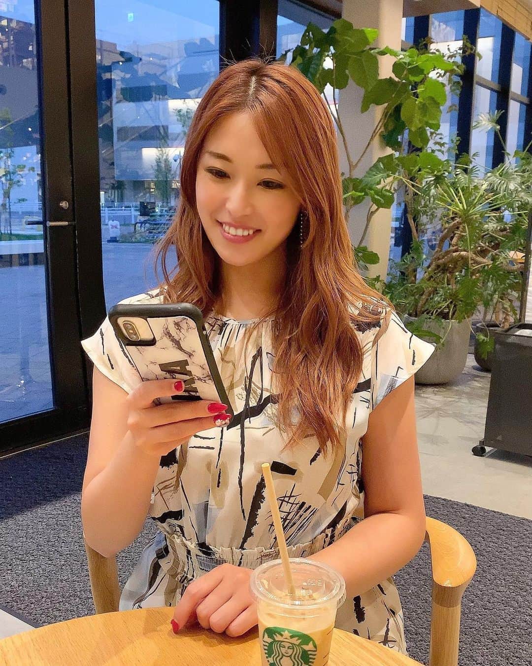 のインスタグラム：「@waylly_jp のiPhoneケース﻿ ﻿ 壁にくっつけて自撮りができるで有名なWAYLLY﻿ このiPhoneケースは名前や単語入れられて﻿ オリジナルケースが作れるの⭐﻿ ﻿ 私は名前を入れてオーダーしたよ🌈﻿ ﻿ その日の気分によって色々なケースと﻿ 着せ替えできるから楽しいし﻿ どこにでも貼り付けられるし﻿ 丈夫にできてるからよく携帯落とす私でも安心😂💕﻿ ﻿ ﻿ ﻿ ﻿  #ウェイリーでセルフィー﻿  #waylly﻿  #ウェイリー﻿  #私は自ら気まぐれる ﻿  #MYWAYLLY﻿」