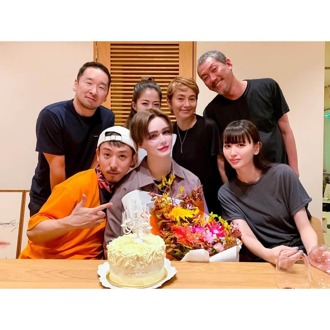 Matt（マット）さんのインスタグラム写真 - (Matt（マット）Instagram)「・ 誕生日祝ってもらえて嬉しかった🥺 7/18なのにみんな優しすぎる😭好き💘 お料理もケーキも美味しかったしお花も綺麗だし 何よりみんなと笑顔でずっといれたことが幸せだったの🌙 ステキな日でした❤︎ 今日もお仕事がんばろーっと🦄 ミエコ姉様お邪魔しました⭐️ 幸也くんも美味しいお食事いつもありがと💞」7月6日 11時47分 - mattkuwata_official2018