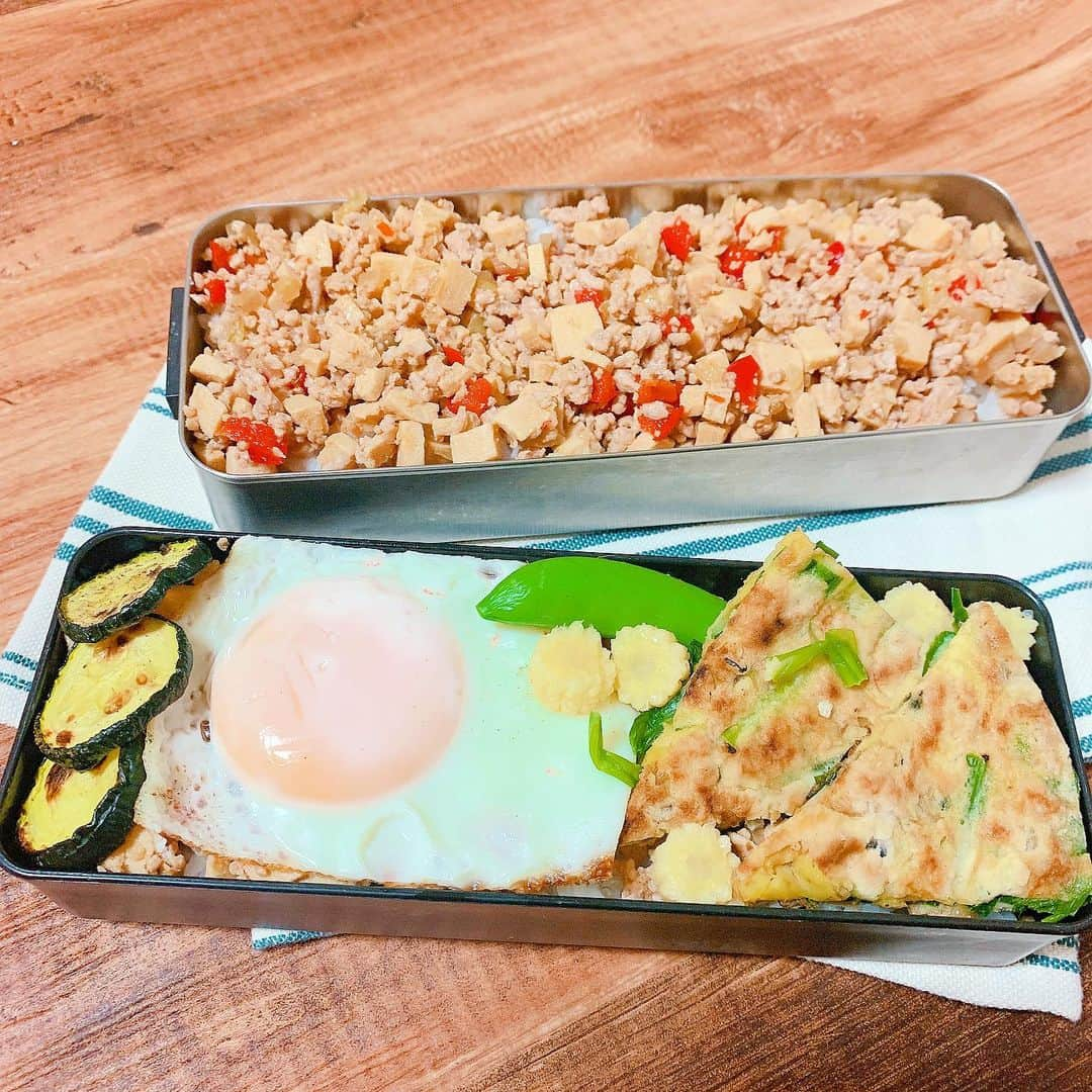 金子あきこさんのインスタグラム写真 - (金子あきこInstagram)「#お弁当 今日は試作のオンパレードです。 ２つともごはん🍚がしっかり入ってます。 色々のっけ弁当ちょっと楽しい♬ #弁当#高校生弁当 #男子ママ#食べ盛り#のっけ弁当#健康#免疫#食べること#身体を作る#食#習慣#食習慣#生活習慣病予防#発酵食品#発酵調味料#腸内環境#腸活#免疫力#食べるダイエット#ダイエット#代謝アップ#管理栄養士#節約美容料理研究家#金子あきこ#アリコフード」7月6日 11時40分 - akiko.7878