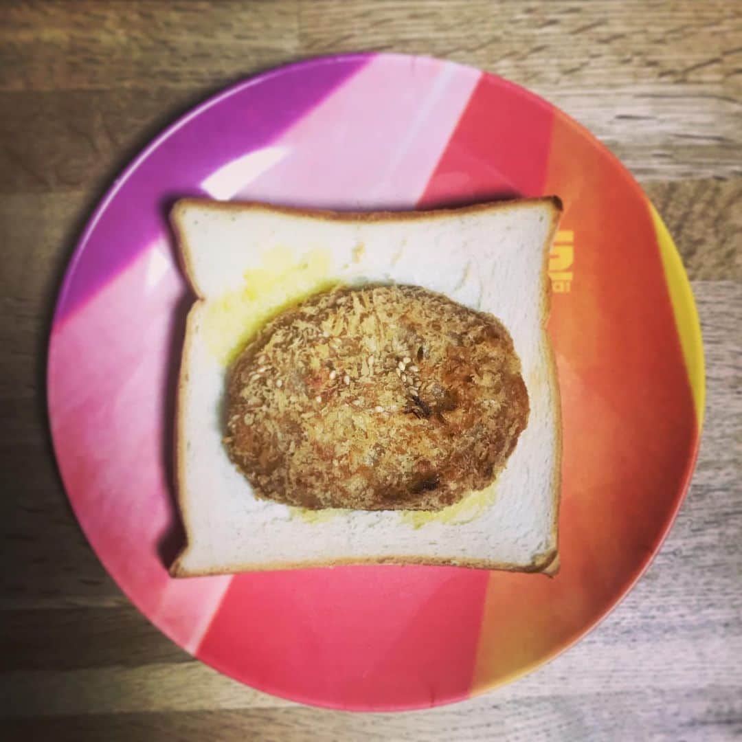 宇野薫のインスタグラム：「UNOPAN  今朝は、 楽万コロッケに好味屋の食パンで コロッケパン 最高に贅沢だ。  健一さん ( @gogokensama ) 南井さん ( @markminai ) ご馳走さまでした！  #楽万コロッケ #好味屋 #食パン #コロッケパン #UNOPAN」