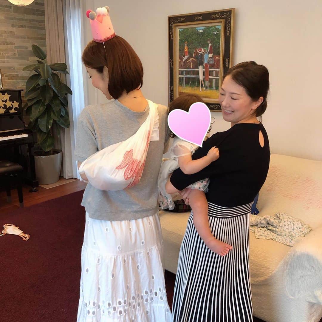 宮崎宣子さんのインスタグラム写真 - (宮崎宣子Instagram)「20歳から友達の赤ちゃんが、 1歳になるというので、お祝いに行ってきました🥰  一升餅は、大泣きで、即終了し、 寝てしまいましたが、 お姉ちゃんと一緒に、お祝いし、大はしゃぎ🤣  すっかり母の顔となった友人の幸せオーラを頂き、さらに私が一升餅を背負いましたので、これで、一生食べ物には困りません！ そして、一生健康です❣️  というか…一升餅の行事を知りませんでした😅  皆さん、やりました？  #一升餅 #一歳の誕生日  #赤ちゃんイベント #チーズケーキ美味しかった #子供ケーキ #20年の付き合い  #母の顔 #幸せオーラ #ありがとう❤️」7月6日 11時42分 - miyazaki_nobuko