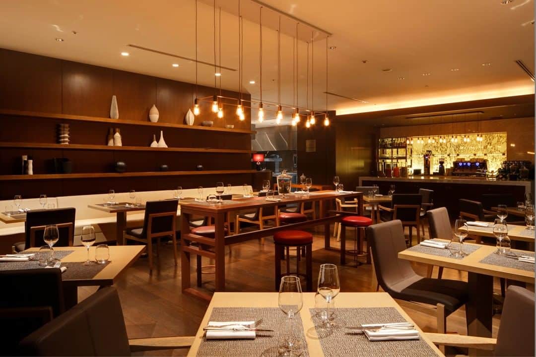 Conrad Tokyoのインスタグラム：「ホームメイドのこだわり料理を楽しめるオールデイダイニング。 Enjoy a variety of delicious selections from salad, soup and sandwiches to pasta, steak and sublime desserts.」