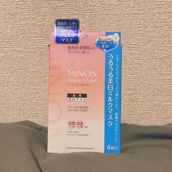 ミノン 公式アカウントさんのインスタグラム写真 - (ミノン 公式アカウントInstagram)「. @bloom.3157 さんの投稿をご紹介させていただきます！﻿ 素敵な投稿をありがとうございます。﻿ ﻿ 日差しが強く、紫外線ダメージがより気になる夏。﻿ ﻿ #うるうる美白ミルクマスク で﻿ 肌あれと美白を同時にケアしませんか？﻿ ﻿ とろ～りミルク美容液がたっぷり浸みこんだ﻿ やわらかシートがぴたっと密着。﻿ ﻿ あれやすい肌のキメを整え、﻿ 透明感のある柔肌へ導くスペシャルケアです♪﻿ ﻿ @bloom.3157 さんの感想をご紹介（一部抜粋）﻿ ・・・・・・・・・ ・・・・・・・・・ ・・・・﻿ 開けてみると美容液というよりは﻿ 乳液がたっぷり染み込んでいて首や手にも塗れるくらい👏🏻﻿ 柔らかい素材のマスクで心地良い🌱﻿ 敏感肌の私でも滲みなかったです🙌🏻﻿ ﻿ 10~15分後、外してみると一回でも分かるくらいにプルプルに😌﻿ 朝起きて見てみても肌がワントーン明るくなった気もします🧚🏻‍♀️﻿ これはお気に入りの仲間入りですな☺️﻿ ・・・・・・・・・ ・・・・・・・・・ ・・・・﻿ ﻿ ミノン公式アカウントでは皆さまの投稿を募集しております。﻿ ﻿ 【@minon_official_jp】をタグ付けして﻿ ご愛用して頂いているミノンの商品を投稿してくださいね。﻿ 皆さまの感想を是非お聞かせください。﻿ ﻿ 美白：メラニンの生成を抑え、しみ・そばかすを防ぐ﻿ ﻿ #ミノン #第一三共ヘルスケア #ミノンアミノモイスト #敏感肌 #乾燥肌 #混合肌 #美白マスク #美白ケア #乾燥肌対策 #肌荒れ #保湿 #低刺激 #肌ケア #しみケア #パック #フェイスマスク #フェイスマスクマニア #スキンケアマニア #ミノンレビュー #スペシャルケア #おうち時間 #おこもり美容 #minon #minonaminomoist #skincare #sensitiveskin #japaneseskincare #mycosmetics #facecare」7月6日 12時13分 - minon_official_jp