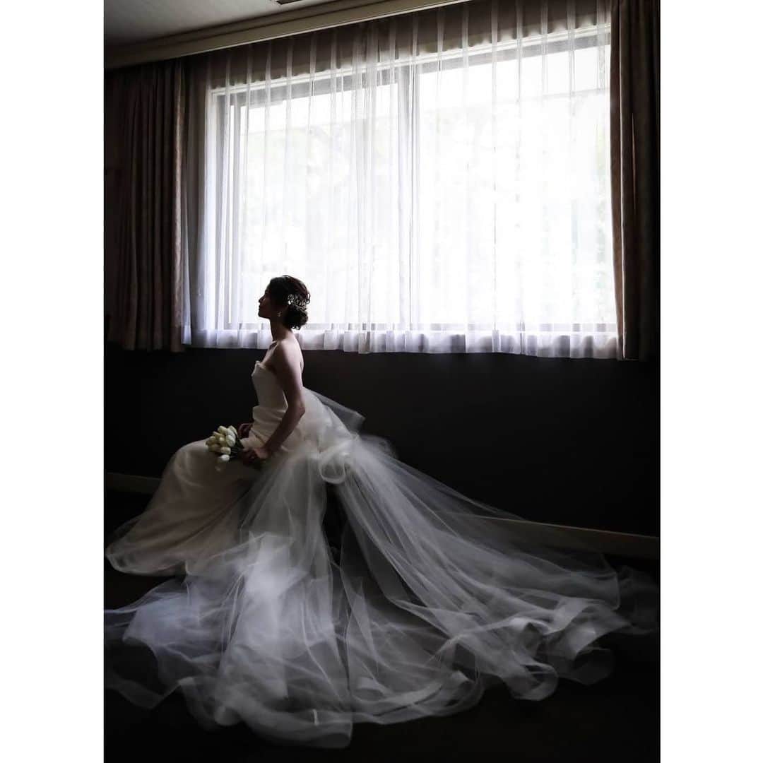 のインスタグラム：「. 凛と美しい。 . #美 #マノワールディノ#ブライダルフェア#一軒家 #貸切#結婚式場 #装花 #会場探し#プレ花嫁#卒花嫁#日本中のプレ花嫁さんと繋がりたい#全国のプレ花嫁さんと繋がりたい #tg花嫁 #結婚式準備 #ウェディングフォト #テイクアンドギヴニーズ #ガーデンウェディング #レストランウェディング #モノクロ #manoirdinno#tokyowedding#tg#weddingphoto#photoshooting#totalcoordinate#flowerdecoration #garden #takeandgiveneeds #instabride」