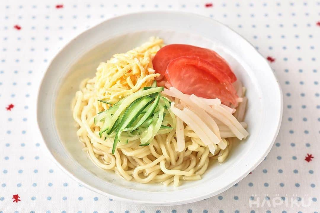 HAPIKU HAPIKU（ハピク）さんのインスタグラム写真 - (HAPIKU HAPIKU（ハピク）Instagram)「★保育園の麺レシピ②★冷やし中華 お酢の入ったさっぱりとしたタレで食べる冷やし中華は、暑い日のランチにおすすめ！ トマトやきゅうりなどの夏野菜も積極的に取り入れたいね♪ --- ●材料（幼児2人分）● ・生中華めん…120g 　油…少々 　卵…1/2個 　砂糖…少々 ・きゅうり…中3cm程度 ・もやし…50本程度 ・トマト…中1/6個 ・だし汁…100cc ・砂糖…小さじ1強 ・酒…小さじ1/2 ・しょうゆ…小さじ1 ・酢…小さじ1/2強 ・ごま油…少々 --- ●作り方● ①中華めんは縦横半分に切り、きゅうりは斜め千切り、もやしは手で折っておきます。トマトはくし切りにします。 ②卵は割り、砂糖を混ぜておきます。調味料を合わせ、一度火にかけておきます。 ③もやしはゆで、きゅうりは熱湯にくぐらせます。 ④フライパンに油をしき、卵を薄く焼き、錦糸卵を作ります。 ⑤大きな鍋に湯を沸かし、中華めんをゆでます。 ⑥器にめんを盛り付け、卵、きゅうり、もやし、トマトを飾ります。 ⑦合わせた調味料をかけます。 ============================= https://shoku.hapiku.com/recipe/popular/179/ →レシピなど詳細はプロフィールのリンクからもみることができるよ！ ============================== #HAPIKU #HAPIKUレシピ #幼児食レシピ #幼児食 #保育園 #保育園給食 #保育園おやつ #保育園弁当 #保育園栄養士 #食育 #子育て #こどもごはん #こどものおやつ #こどものいる暮らし #新米ママ」7月6日 12時11分 - hapiku