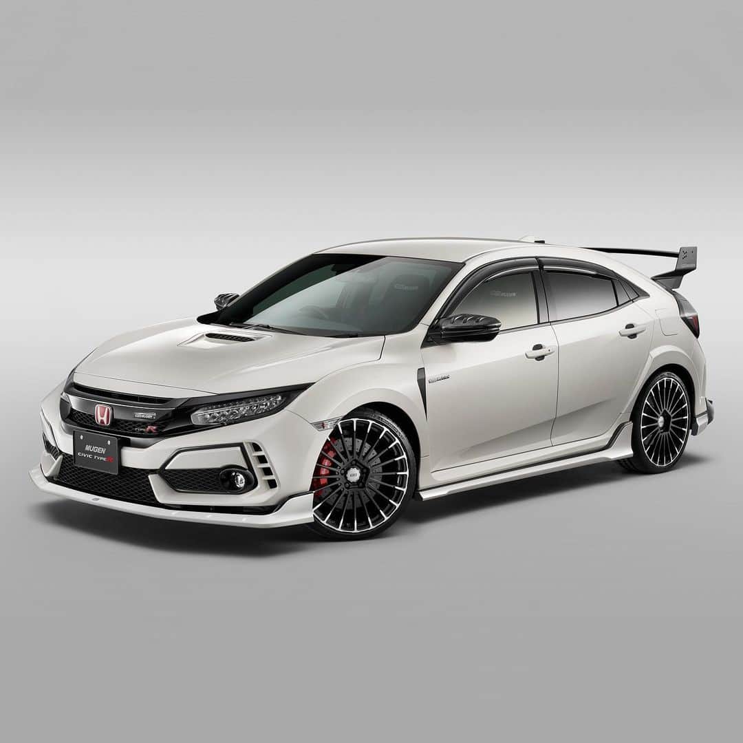 HYPEBEASTさんのインスタグラム写真 - (HYPEBEASTInstagram)「@hypebeastcarclub: Japanese automotive tuner Mugen’s concept @honda Civic Type R is finally arrived. It’s been given a full body kit conversion with new panels all around the Type R, a vented, full carbon fiber bonnet and a huge rear wing. Elsewhere, Mugen has added a new rear diffuser that nestles a new set of twin tailpipes, as well as lower side sills, a new front lip, and carbon wing mirror covers. The two-liter turbocharged four-cylinder engine remains untouched, meaning it still produces a hearty 316 BHP and 295 lb-ft. of torque. Click the link in our bio for more details. ⁠⠀ Photo: Mugen」7月6日 12時31分 - hypebeast