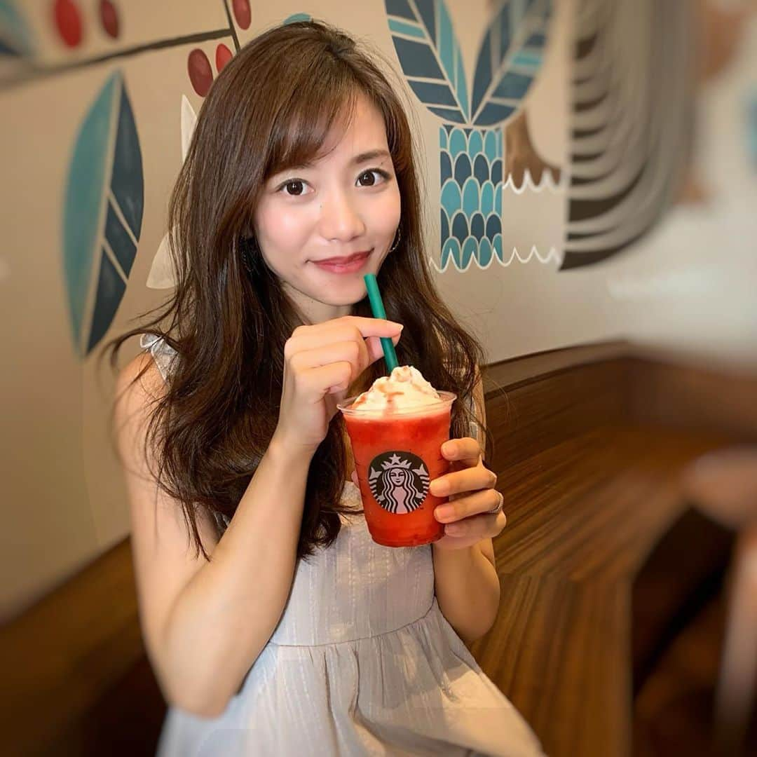 福山唯さんのインスタグラム写真 - (福山唯Instagram)「先日飲んだシュワっと🍓✨ . . 爽やかでとっても美味しかったな☀️✨ また飲みたいな😗 . . 今朝、ちょうどすごい雨で今日もレインブーツ😂もう雨上がったね☔️ . . #strawberry #frappuccino #starbucks #drinkstagram #シュワっとイチゴフラペチーノ　#フラペチーノ　 #おやつ　#いちご　🍓✨」7月6日 12時45分 - yuifukuyama