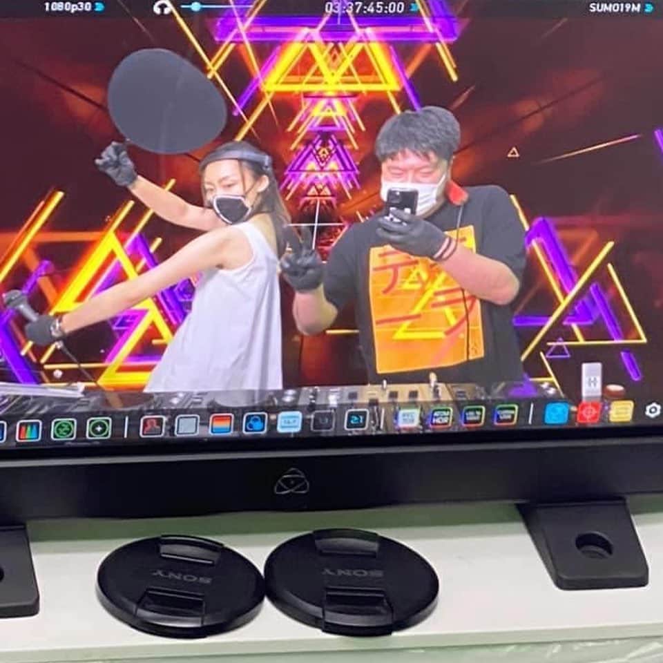DJ Yummyのインスタグラム：「タキケンさんの通販DJSet?? とも言うべきTシャツ売りながらのベテランDjぶり🤣配信はフロアリーディングという概念が通用せず、場数もリセットされたなぁと感じるし、私も色々な方の配信を見ないとだね。。勉強になりました💦 助けていただきながら楽しく2hセット終了。 応援くださった皆さま、モメントトーキョー様ありがとうございました。#djlife#aarrss#housemusic」