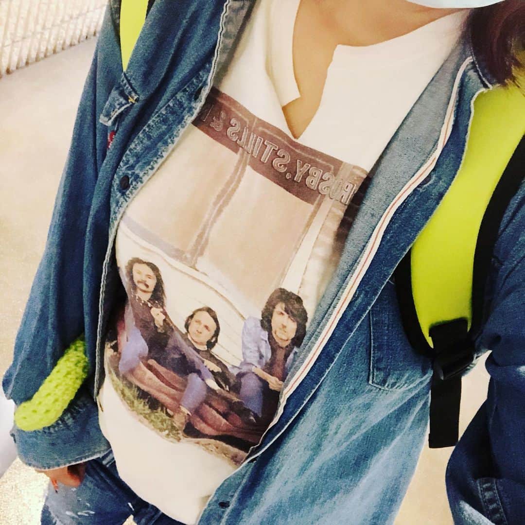 のインスタグラム：「雨すごいので、おじさんTシャツでテンション上げる大作戦。なかなか上手に着こなせない。 #雨の日コーデ #tシャツ #テンション上がる #おじさんtシャツ #crosbystillsnash」