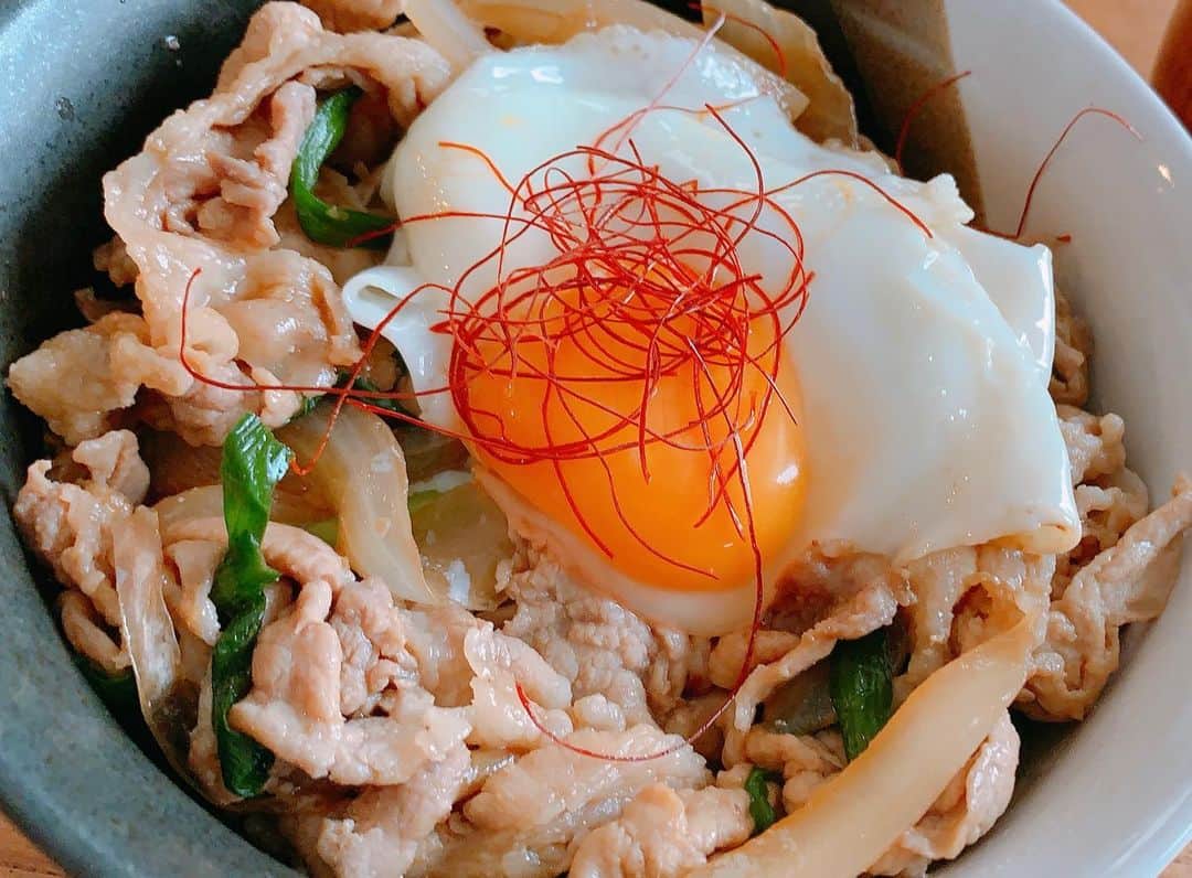 金子貴俊のインスタグラム：「今日のランチは たかパパご飯「スタミナ丼」 がっつりニンニク🧄きかせて 元気出して行こう！ #たかパパご飯 #パパごはん #男飯」