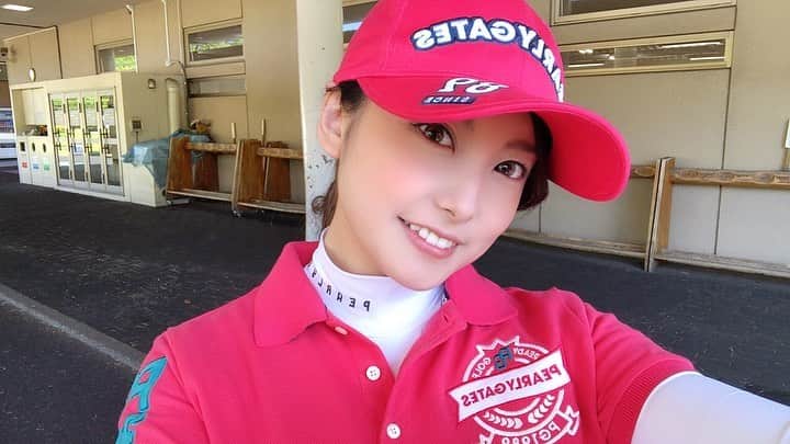 のインスタグラム：「真っピンク🌺 #golf #pinkwear #pearlygates #sunnyday #fungame #firsttime  #ゴルフ　#ゴルフ女子 #パーリーゲーツ　#ど晴れ　#雨予報だったのに」