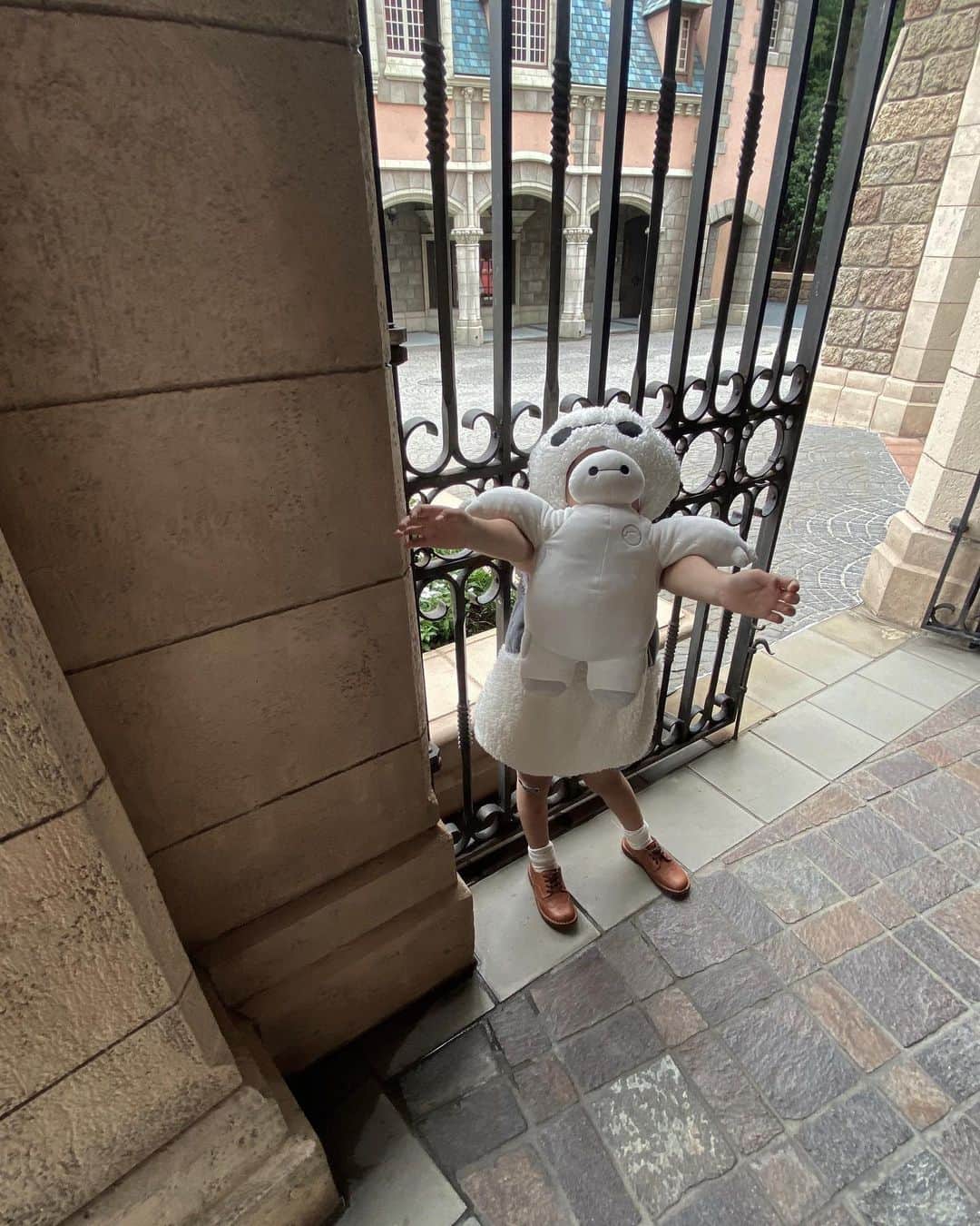 tiahy__のインスタグラム：「Baymax. . . . Mickeyたちがあいさつに来てくれた様子も載せました♡. . Disneyのみんなの姿を見た瞬間、堪えていたものが、一気に涙となって溢れてきました. たった数分の間でしたが、その数分間に、Mickeyたちが全力でパフォーマンスをしてくれているのがすごく伝わって、 . taiちゃんは大好きな皆んなに、力いっぱい手を振り続けました. . #baymax_taia#tokyodisneyland#taiacostume#ディズニーコスチューム#ディズニー衣装」