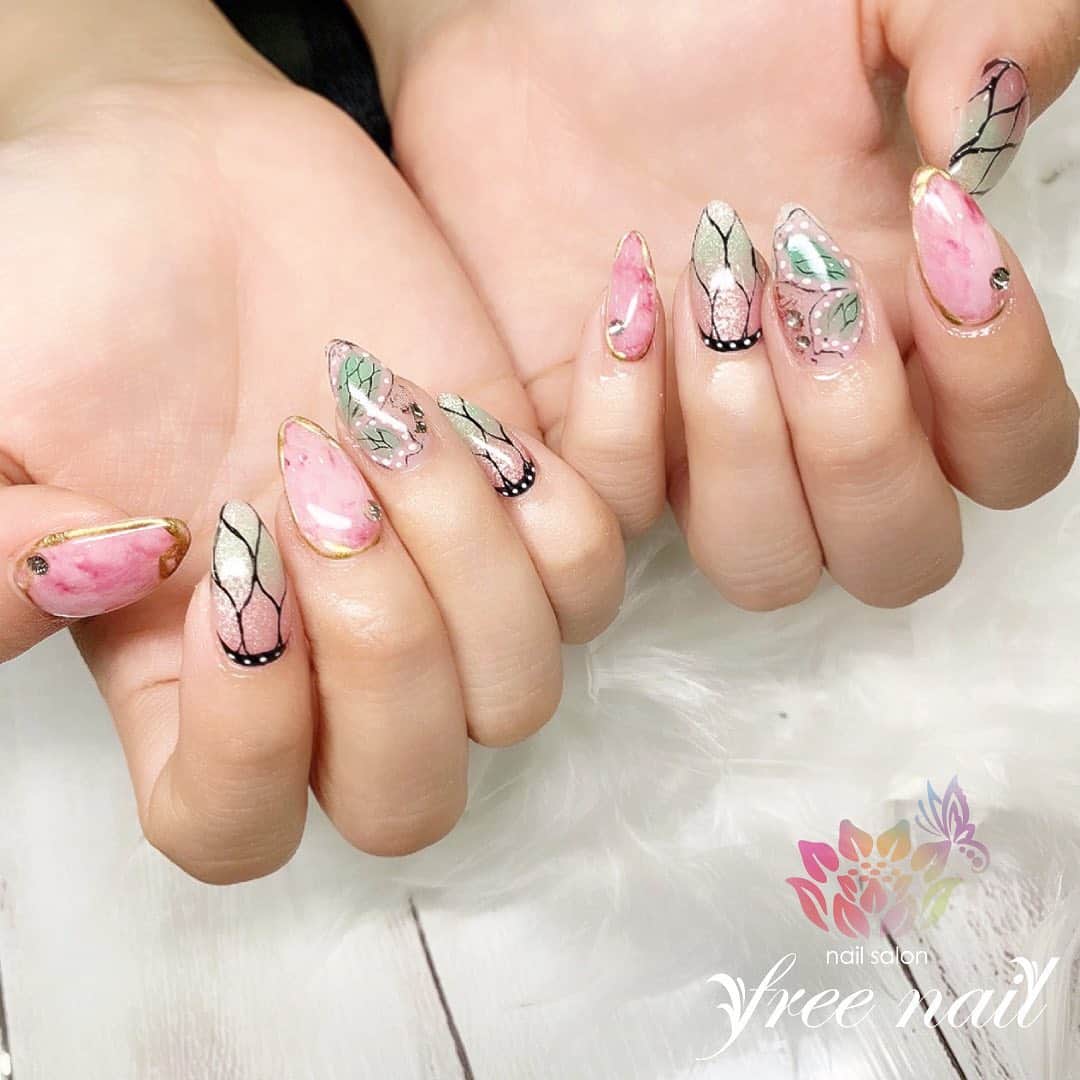 free nail フリーネイルのインスタグラム：「. お客様ネイル💅🏻🌟✨ . バタフライネイル🦋✨ . メタルライナーで今年っぽく⚜️✨ . ▶︎▶︎▶︎スワイプして動画も見てね☝︎🎬✨ . ご来店ありがとうございました🙇🏻‍♀️🙇🏻‍♀️🙇🏻‍♀️💗 . #ネイルアート #ジェルネイル #ネイルサロン #大阪ネイルサロン #ネイルデザイン #ネイルチェンジ #蝶々ネイル #ちょうちょ #ニュアンスネイル #手書きアート #ピンクネイル #グリーンネイル #デザインネイル #トレンドネイル #シンプルネイル #おしゃれネイル #きれいめネイル #夏ネイル #summernails #nailsart #nailsdid #美甲 #日式美甲 #日式美甲胶 #日本美甲师 #日本美甲老师 #美甲上课 #日本胶 #フリーネイル #freenail」