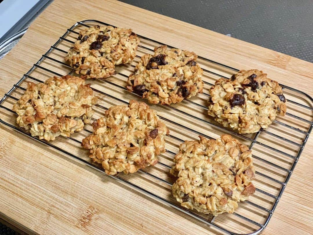 宇都宮絵莉のインスタグラム：「・ 🍪オートミールクッキー🍪 チョコチップバージョンと、 アーモンドシナモンバージョン🥣 ・ オートミールと米粉で作りました✌️ ・ #オートミールクッキー #オートミール #oatmeal #グルテンフリー #cooking #お菓子作り」