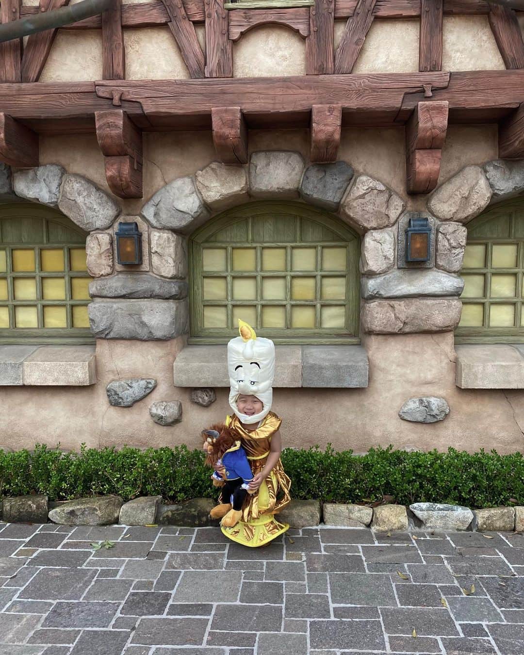 tiahy__のインスタグラム：「Lumiere and Beast. . . . 美女と野獣エリアも少しずつ出来上がっていました. 休園中も、ディズニーは休むことなく進み続けていました🏰. . おうちでしか着ることができなかったLumiere🕯. やっとこの場所で着ることができました. . 脱ぎたくないって言ってくれていました👦🏻. #lumiere_taia #tokyodisneyland #taiacostume#ディズニーコスチューム#ディズニー衣装」
