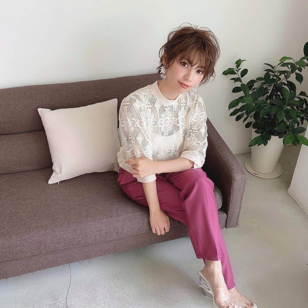 のインスタグラム：「． フォロワーさんから『カメラ目線は‼︎📸』って言われてたので頑張ってむいてみました😂👏 美容師さんにヘアアレンジして貰ったので新鮮な感じ♡ 服は @grl_official のカラーパンツが好きすぎて新しい色に挑戦してみた🍑✨初挑戦の色味もプチプラだとチャレンジしやすくていいですよね☺️ ． #grl #GRL #グレイル #プチプラ #code #ootd #カラーパンツ」