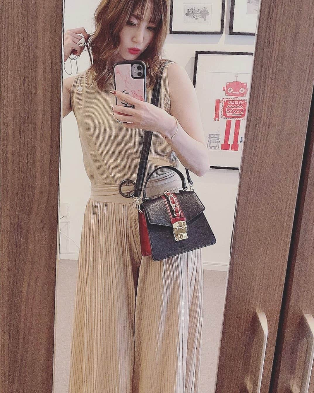 Rey（レイ）さんのインスタグラム写真 - (Rey（レイ）Instagram)「夏🌺 パンツがプリーツになってて履きやすいよー！ いろんな服に合わせやすいし夏っぽくて好き✨🌴 . . このミニバックはデザイン可愛くて一目惚れ❤︎ 小さくて軽いからお気に入り♥️ 周りの友達からもバック可愛いねってよく言われる😍 @cecilmcbee_official  . . #夏コーデ #夏服コーデ  #ミニバック #bag  #大人かわいい #大人コーデ  #ベージュコーデ  #夏っぽい #ゆるコーデ」7月6日 13時18分 - rey_memory