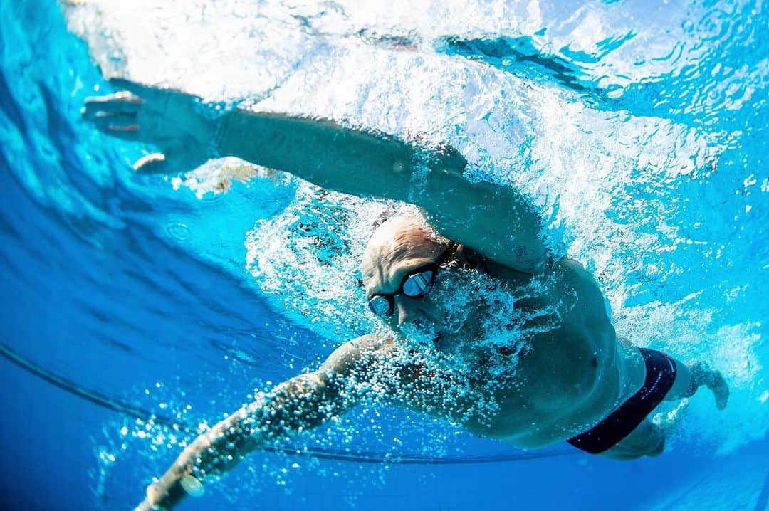 マイケル・クリムさんのインスタグラム写真 - (マイケル・クリムInstagram)「Never thought I’d say this but I miss the smell of chlorine. A few lazy laps would be would go down a treat right now... #quarantine #dreaming #swimming @klimbymichaelklim #skinfitness 📸 @joshsymon」7月6日 13時24分 - michaelklim1