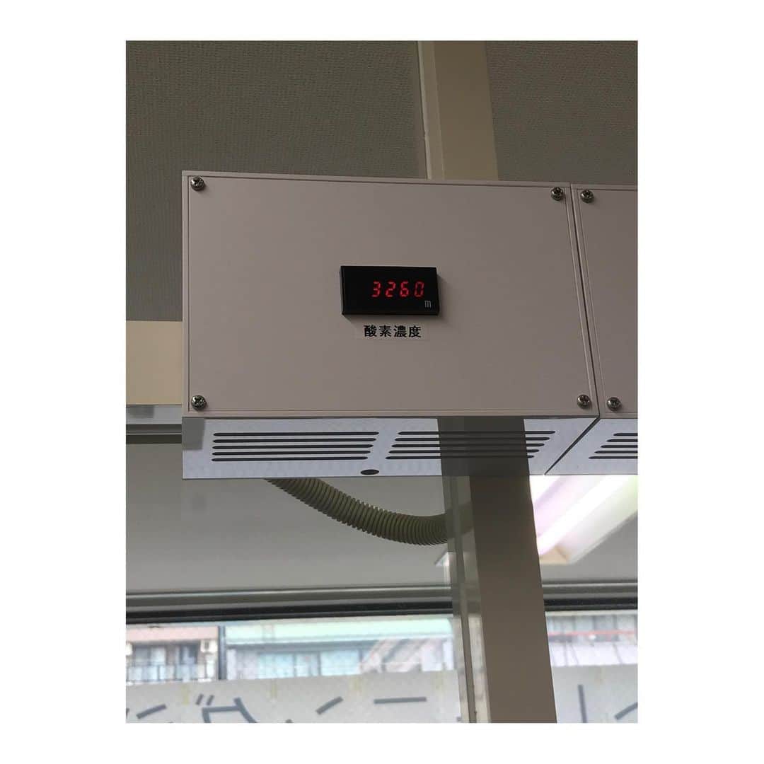 吉村民さんのインスタグラム写真 - (吉村民Instagram)「トレーナーさんとは 低酸素室と外！と 新しい感じのソーシャルディスタンスを保ちながら  エクスリミット日本橋で(@exlimit_nihonbashi )で　 低酸素トレーニング🏃‍♀️ ・ ・ ・ 今日はなんと、 3260メートルの所にいるのと同じくらいまで酸素濃度が下がっていて ヘトヘトになりました😅  でも、コロナ自粛中に 3キロくらい太っちゃったし😭 お腹も少したるんじゃった気もするし、、、  サボるとすぐに退化するくせに 戻すのには時間がかかります😭😭😭  体重とお腹はひとまず置いといて、 身体を動かすと気持ちがいい✨✨✨  #エクスリミット日本橋  #低酸素トレーニング  #アンチエイジング  #美容 #ダイエット #日本橋 #パーソナルトレーニング #時短トレーニング #41歳  #2歳児ママ  #男の子ママ  #産後ダイエット  #アンチエイジング」7月6日 13時20分 - yoshimuratami