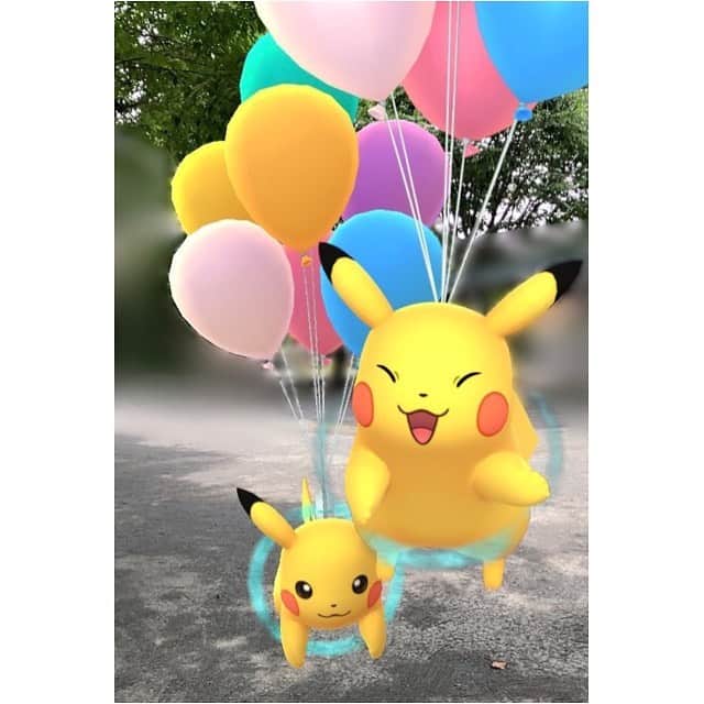 睦のインスタグラム：「うわっ😳  写真撮ったら、 もう1人❓出てきたっ🤣  #ポケットモンスター　 #pocketmonsters  #ポケモン  #ポケモンゴー  #ポケモンgo  #pokemon  #pokemongo  #ポケモンゴー散歩　 #ポケモンgo散歩　 #風船　 #pikachu  #ピカチュー  #相棒  #パートナー　 #partner  #walk  #balloon  #バルーン　 #期間限定  #名探偵ピカチュウ  #PokémonDetectivePikachu  #ピカチュウ  #nintendo  #ssw  #singersongwriter  #artist  #lyricist  #singer  #井上睦都実 #睦」