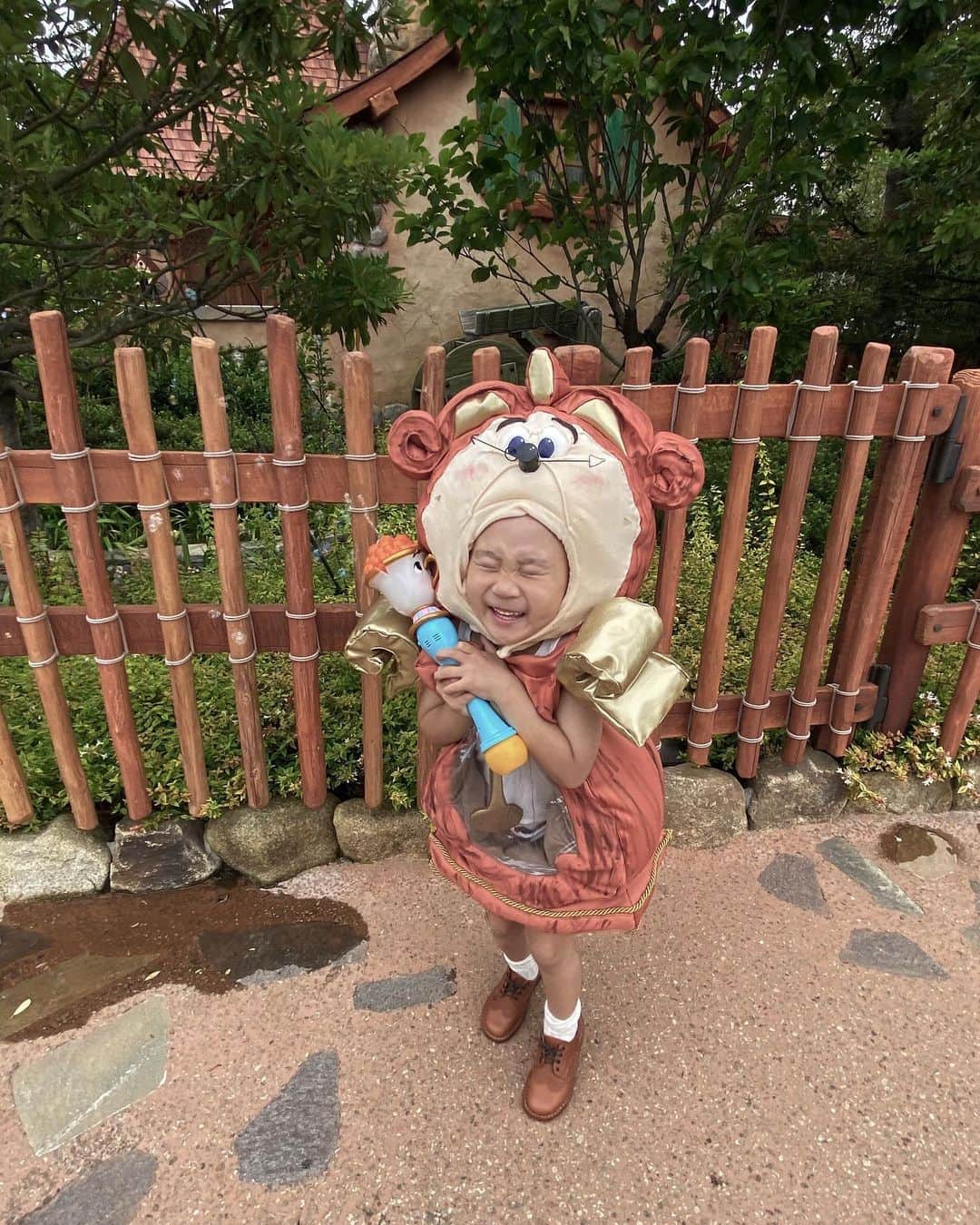 tiahy__のインスタグラム：「Cogsworth and Chip🕰☕️. . . . . 終始満面の笑みのtaiちゃんでした♡. この笑顔がずっと見たかった. . . 絵本の中にいるかのような素敵な場所でした. . . Stay home期間中に、おうちでBe our guest restaurantを開いてから3ヶ月. この日を本当に心待ちにしていました🥀 . . .  #cogsworth_taia#tokyodisneyland #taiacostume#ディズニーコスチューム#ディズニー衣装」