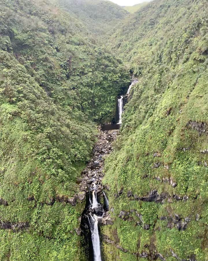 カリッサ・ムーアのインスタグラム：「What an adventure! Nice to get away and camp with friends this weekend. Helicopter ride out was a cherry on top 🙊🤯😊」