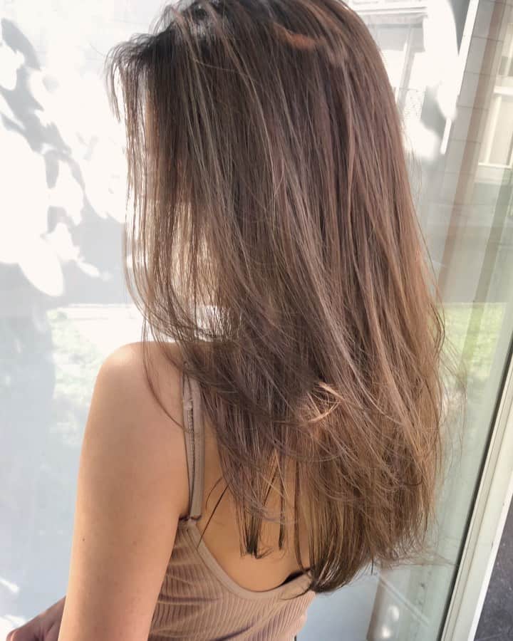 神能裕貴のインスタグラム：「🌫 effortless cut 🌫 【ラフで色気のある女性】 【シンプルで品があるヘアー】 【ヌーデイーなカラー】 この３つにこだわります。 . 【エフォートレスカット】 ◉ラフに決まるセットも簡単なカット. ◉飾らず、抜け間のある雰囲気に！ ◉軽やかで美しい女性. .  #effortlesscut#balayage#highlight#shadowroot#ombre #オンブレ#オンブレカラー#ハイライト#バレイライト#バレイヤージュ#海外ヘアー#リアル海外ヘアー#ラフカット#エフォートレスカット#ラフで適当がカッコいい#ラフで色気のあるヘアー#SHIMA」
