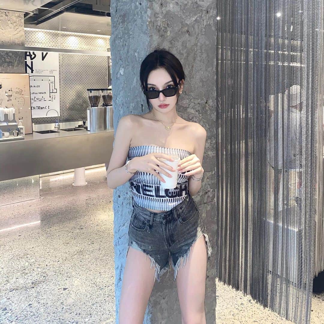 Keii Sonのインスタグラム：「Raining Monday🌧 👙vintage Chanel 👟Nike ✖️Travis Scott  🩲R13（购买wechat：NickyLin_）超级显腿长的高腰牛仔短裤 水洗色很🆒 超好搭🤞🏾」