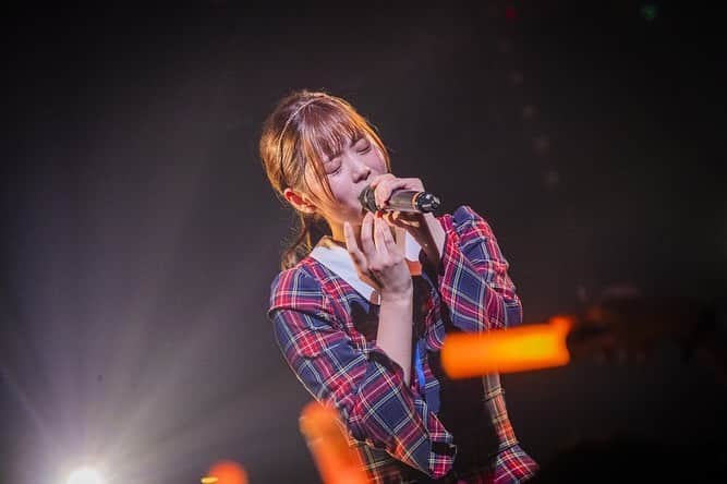 林茜実里さんのインスタグラム写真 - (林茜実里Instagram)「Pimm's Spcial Limitted Live Vol.1 ありがとうございました！　しっかり対策して来てくださった方も配信見てくださった方もどちらとも見てくださった方も本当にありがとうございました！  ライブ中では声出し禁止でしたが、みなさんの大きな拍手がすごく声のように聞こえて、、、今でも耳に残ってます。  ステージからたくさんオレンジ見えました🥺ありがとう。🧡  お写真撮ってくださった方が素晴らしすぎて、、、😖  皆さんと久しぶりに会えて、配信でもライブ出来て、とっても最高な思い出になりました！  これからもたくさん歌届けるからね！！  #pimm's #ピムス」7月6日 19時06分 - amirihayashi_pimms