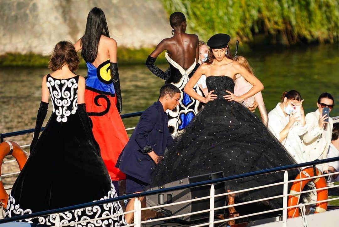 Vogue Parisさんのインスタグラム写真 - (Vogue ParisInstagram)「Yesterday evening in Paris, @Balmain took to the Seine for a special Couture Week event. Cruising down the river on a barge, @Olivier_Rousteing presented a collection of couture pieces from the archives to onlookers on the banks and bridges. And as the sun sparkled on the water, singer @Yseult__ sparkled on stage, and an intimate lineup of models, including @CindyBruna, joined the dancers on the silver stage to show the city the power of couture. Swipe left for more pictures of the event. #BalmainSurSeine」7月6日 19時07分 - voguefrance