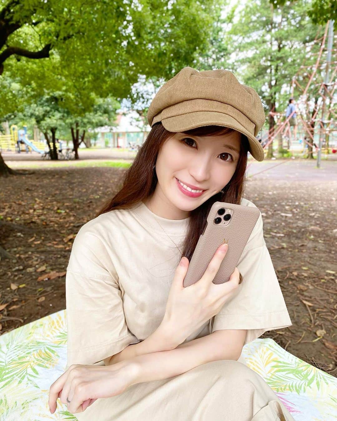 小林真由のインスタグラム：「オーダーしていたNew iPhone case🌼﻿ ﻿ 私はイニシャルのMを刻印してもらいました。﻿ 年々グレージュの小物が増えていく☺️ ﻿ ﻿ 「あなたより美しいブランドはない」というコンセプト通り、自分だけの特別感があって、柔らかい色味もお気に入りです♡﻿ お揃いのティッシュケースも可愛い✨﻿ ﻿ ﻿ クーポンコードを使うと7月31まで10%offになるそうなのでよかったら使ってみて下さい🌼﻿ クーポンコード: mayuko﻿ ﻿ Instagramでティッシュケースが当たるイベントもしているそうです🍒﻿ @ladeline_official  ﻿ ﻿ 写真だけマスクを外しました! #iPhoneケース #iPhonecase #iPhone11promax  #iPhone #女の子ママ #ママライフ #マタニティ #マタニティライフ #妊婦 #妊婦コーデ #妊娠9ヶ月 #第二子妊娠中」