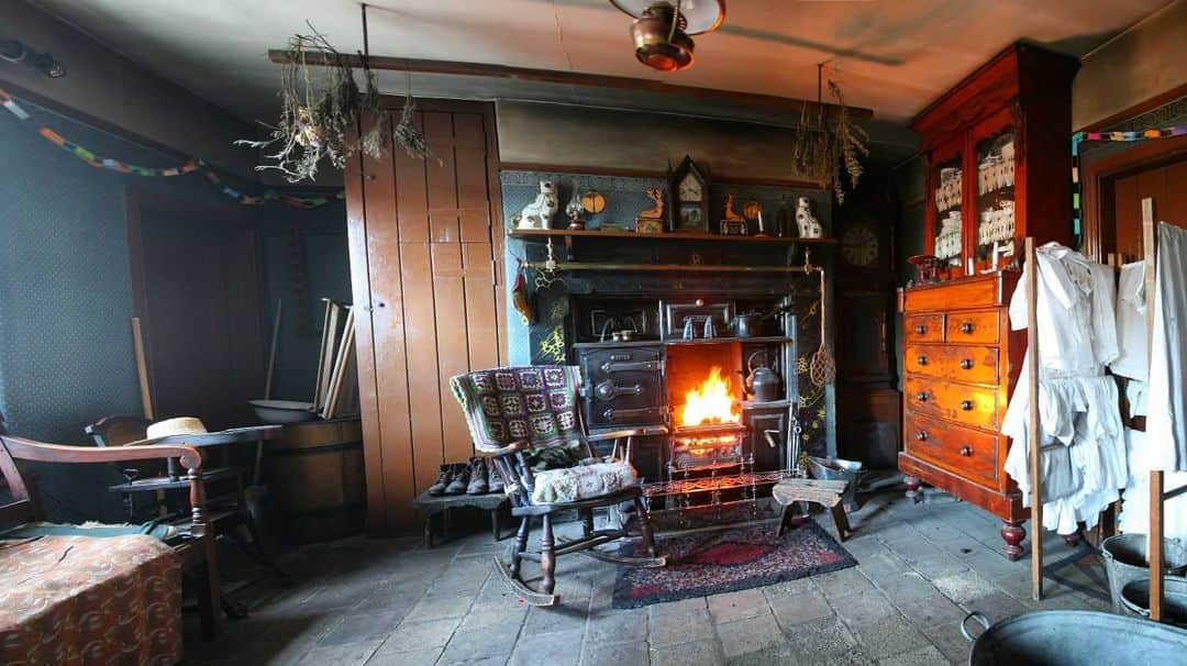 のインスタグラム：「A comfortable rocking chair beside the fire with a nice book! What books have you been curling up with during lockdown? #fireside #book #cottagelife #bookstagram」