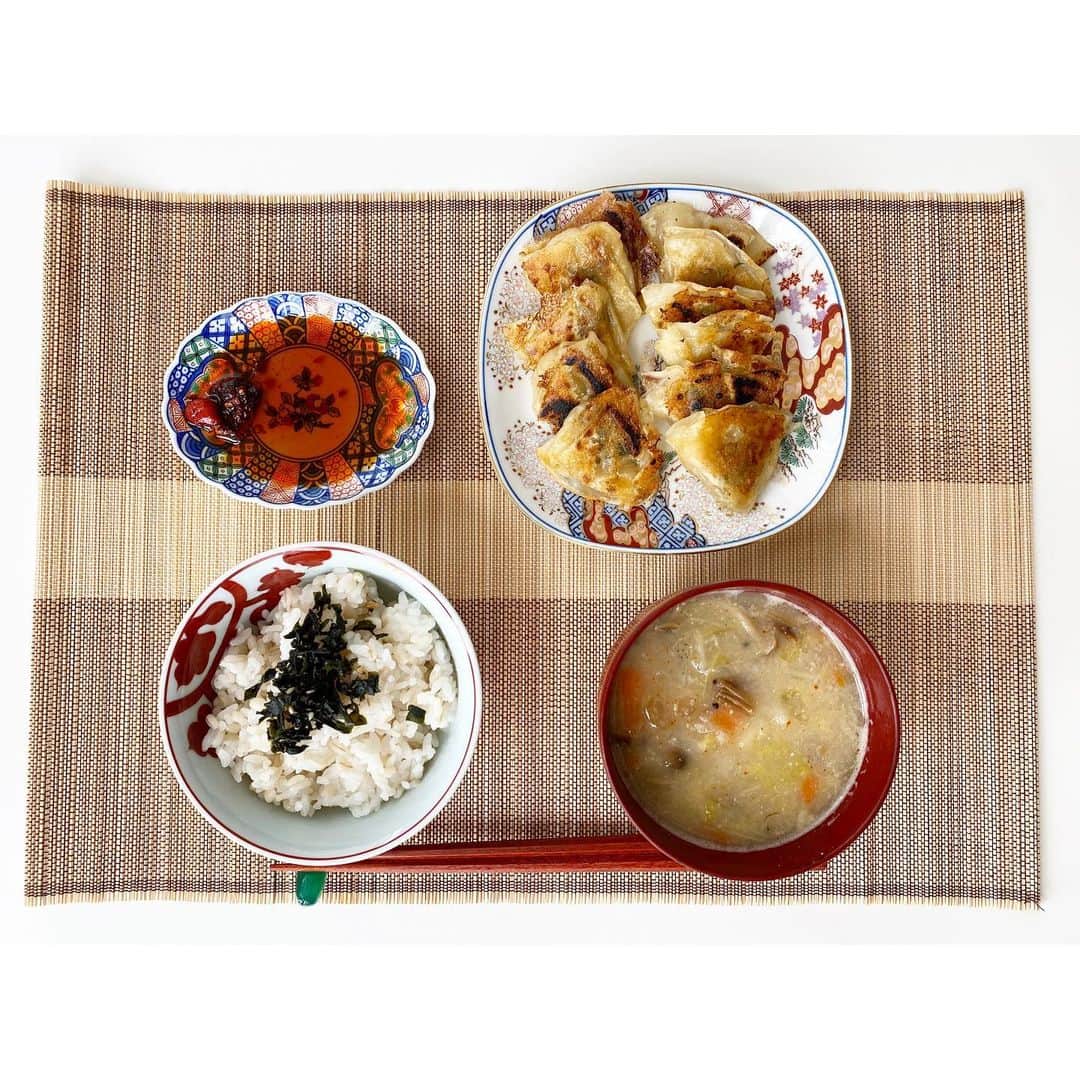 吉竹史さんのインスタグラム写真 - (吉竹史Instagram)「美味しいお味噌を愛媛から取り寄せたので、点天の餃子と共にシンプルな昼ごはん。  一口サイズの餃子、美味しー！  #吉竹さんちのゴハン　#点天　#一口餃子　#今日のご飯」7月6日 13時42分 - fumi_yoshitake