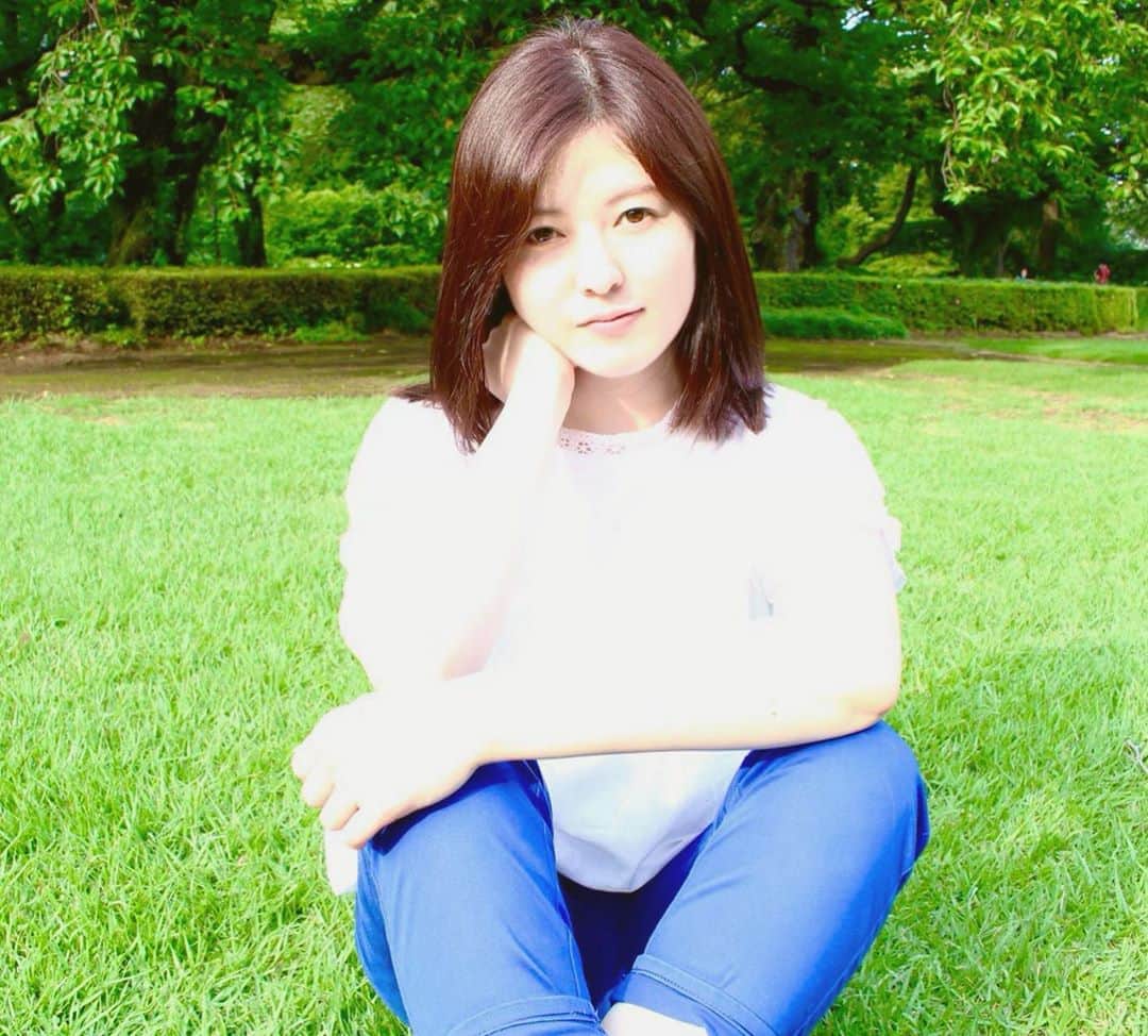 のインスタグラム：「またしても久方ぶりの世の中！ もう7月、まだ7月🌸  近況、ジョージ秋山さんの『浮浪雲』の中の一話「風のせい」を読む機会があり、読んだところめちゃ泣いて、余韻がずっと心の中にある毎日。  西行法師の歌の一遍が引用されていて、それはこの間も別の本で読んでる時に出てきて、印象に残っていたな…と思い出し、色々なものや、物事との出会うタイミングには不思議な縁があるものだ、と思う今日この頃。  Phot by：鳴神綾香　@ayakanarukami   #久しぶり#携帯#久しぶりの投稿#7月#ジョージ秋山 さん#浮浪雲#風のせい#ビッグコミックオリジナル#小学館#再掲載#ありがとう#言葉#心に響く#西行法師#歌#好き#末永百合恵 #july#comics#haguregumo#jyojiakiyama#good#story」