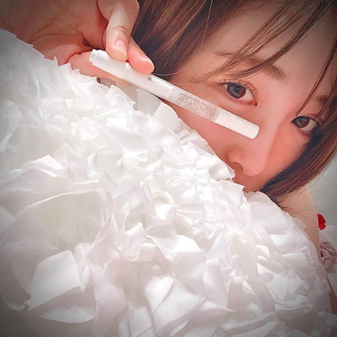 のインスタグラム：「まつげ美容液 シェリノアラッシュセラムを使ってみました✨  今何かと耳にする “幹細胞コスメ”の中でも、ヒトの“毛根細胞”をベースとした、まったく新しいまつ毛美容液だそうです！！ 筆ペンタイプで使いやすい✌︎✌︎  まつげパーマしたばかりなので まつ育がんばります☺️💓  #beauty #eyelash #美活 #美容垢  #シェリノアラッシュセラム #まつげ美容液 #まつ育 #pr #コラボベース  #photooftheday #instagood #ootd #followme #likeforlike #like4like #follow4follow #followforfollow #f4f #粉我　#动漫　#时装　#好吃　#赞　#偶像」
