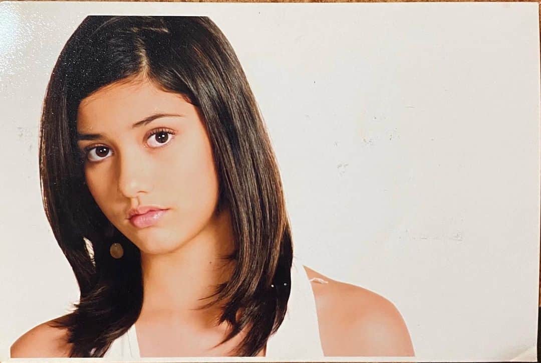 のインスタグラム：「I was 11 years old when ABS-CBN gave me a chance. I remember walking into the audition and meeting AJ for the first time, we talked for a bit (little did I know I was talking to my first and future loveteam) then I was called in to share my “talent”. I sang Sana by Nikki Gil from the Coke commercial during that time and did a cheerleading routine for my “dance” part 😅   I was just a little girl from Subic Bay fighting for a dream in the big city- I hd no idea during that time that that said dream would eventually come true. ABS-CBN invested and trained me into the actress that I am today and opened the door to so many opportunities. I will forever be grateful to everything that was given to me because of this break and it breaks my heart to see thousands of employees suffer during this time. My heart is with you ❤️ Now, more than ever, its important to use our voices to fight for what is right! No network wars now, just justice.   Btw, this was my first ever photoshoot with ABSCBN. How time flies.  #LabanKapamilya #IbalikAngABSCBN」