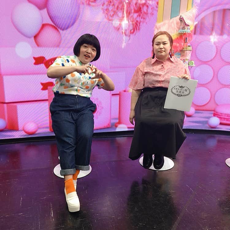 おかずクラブのインスタグラム：「#オルガン坂生徒会　👚👗👠 こんにちは🌞 スタイリストのAyumiです！ DHC「オルガン坂」過去3回分まとめてアップです！ 1枚目 オカリナ⭕️ ハート柄ブラウス👉🏻下北沢で買ったよ その他👉🏻スタイリスト私物 ソックスはブラウスに入ってるオレンジで！  ゆいP⭕️ ピンクヒョウ柄ブラウス👉🏻(me) @me.harajuku  長袖でセールになってたので、買って半袖にしました！ 黒スカート👉🏻PUNYUS @punyus  その他👉🏻スタイリスト私物  2枚目 オカリナ⭕️ えり刺繍シフォンブラウス👉🏻（me) @me.harajuku  これも長袖でセールになってたので、購入してパフスリーブにしました！ その他👉🏻スタイリスト私物  ゆいP⭕️ トップス👉🏻おうち時間でのスタイリストリメイク品 過去に着たシャツ2枚で作ったよ！いつもよりだいぶサイズダウンして作ったら、若干ジャスト過ぎたかな？と思ったけど、プリントのコントラストもあいまって、スッキリ見えた！ スカート👉🏻PUNYUS @punyus  その他👉🏻スタイリスト私物  3枚目 オカリナ⭕️ トップスはスタイリストのおうち時間リメイク！ 過去に着たゆうちゃむカラーのパーカー使って、シャツとスウェットの異素材で！ その他👉🏻スタイリスト私物  ゆいP⭕️ トップス👉🏻こちらのリメイクしたもの！ 明るめのトーン同じ系のシャツ同士でポップな感じに！ スカート👉🏻PUNYUS @punyus  その他👉🏻スタイリスト私物  こうやって見ると、リメイクのパターンがワンパターンだな。。。 なんかいいデザインあったら教えてください！！笑 ※難しいのは出来ないよw  Styled by @ayumiii_2019   #おかずクラブ #okazugram」