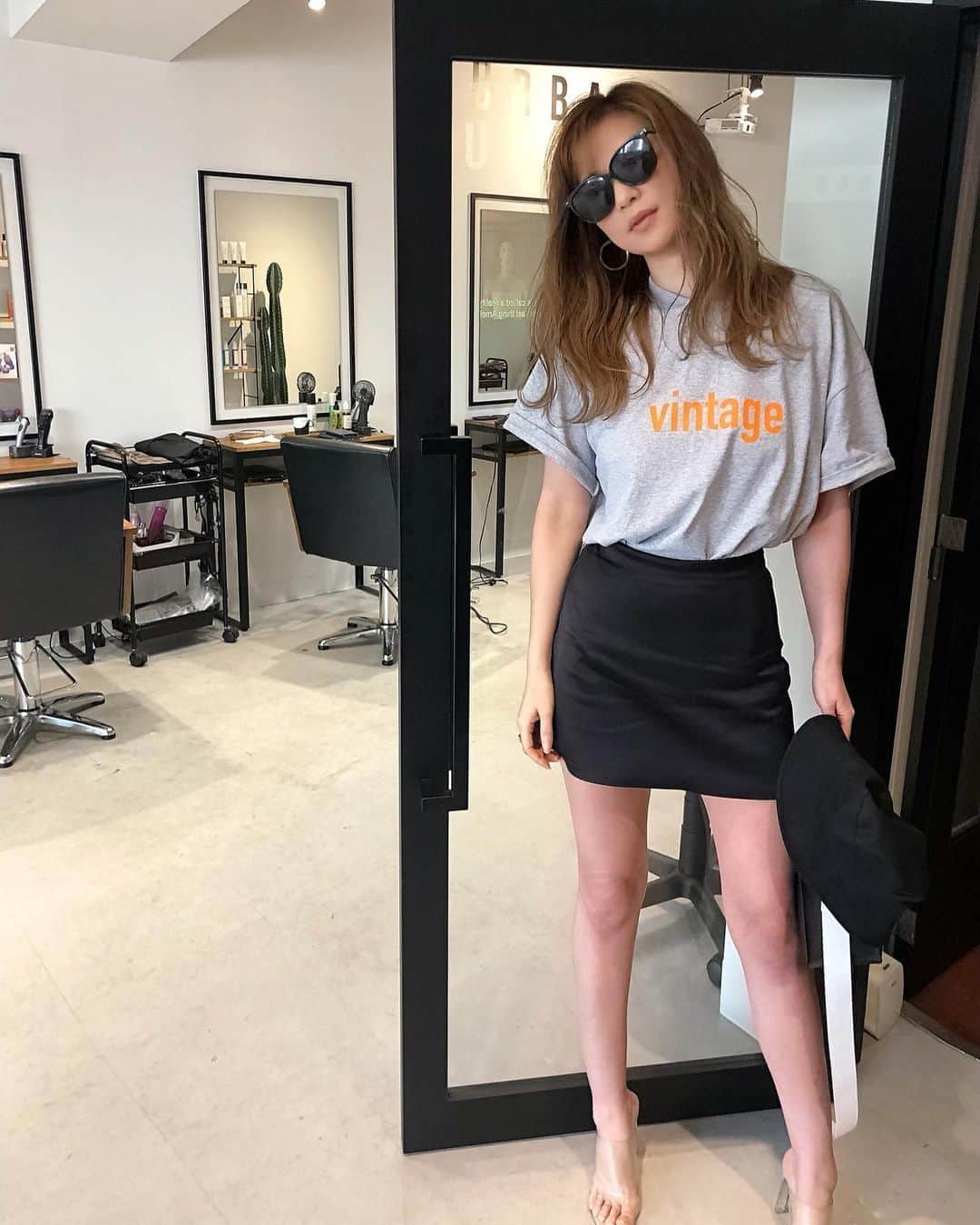 長谷川唯のインスタグラム：「・ ・ 私服UPするね❤︎いつもはTシャツ×デニムが多いけど今回はスカートで決めすぎないfashionにしてみたよ🕊🍭🖤 ・ ・ Tシャツは @natsumiiiiiiiiiii のブランドGET🤎可愛いー🤎  ・ ・  #ootd #code #fashionstyle #fashionista #me #ファッションコーデ」