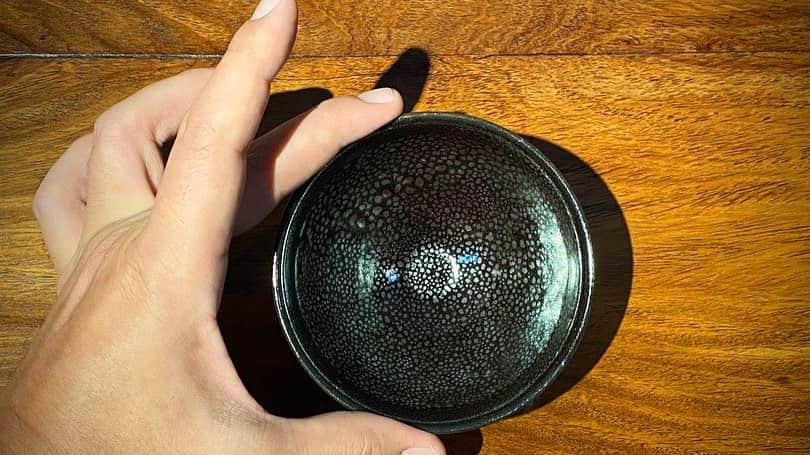 サザビーズさんのインスタグラム写真 - (サザビーズInstagram)「Watch this unboxing video of an exceptional 'oil spot' bowl from the Northern Song-Jing dynasty to be offered in #SothebysHongKong Chinese Works of Art Spring Sale on 11 July. Many of the greatest teabowls of the yuteki ("oil spotting") tenmoku (or "Yōhen Tenmoku") type that have been passed down in Japan are the products of kilns in Shanxi and other parts of North China, and the piece is the best example of its type. This piece is covered in a black glaze heightened with silver spots like snowflake crystals. Swipe left to take a closer look. This bowl most likely made its way to Japan soon after it was fired in the 12th-13th century and has been revered there ever since. This very fine piece has been kept for almost two centuries in an exquisite silk pouch within a double box. #SothebysAsianArt」7月6日 13時56分 - sothebys