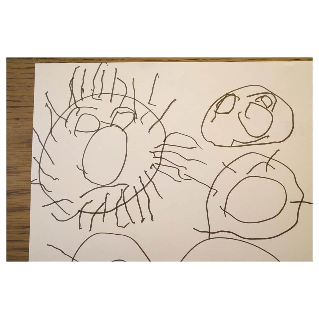 高垣麗子さんのインスタグラム写真 - (高垣麗子Instagram)「・ ・ ・ 娘の描く「雪だるま」が 個人的に好きだ 笑っていたりシュールだったり 表情違いがおもしろい 2枚目の左上は 太陽？ライオン？と思いきや この子も雪だるまだそうで ・ ・ #子どものいる暮らし  #2歳11ヶ月  #お絵描き #雪だるま」7月6日 14時02分 - reikotakagaki