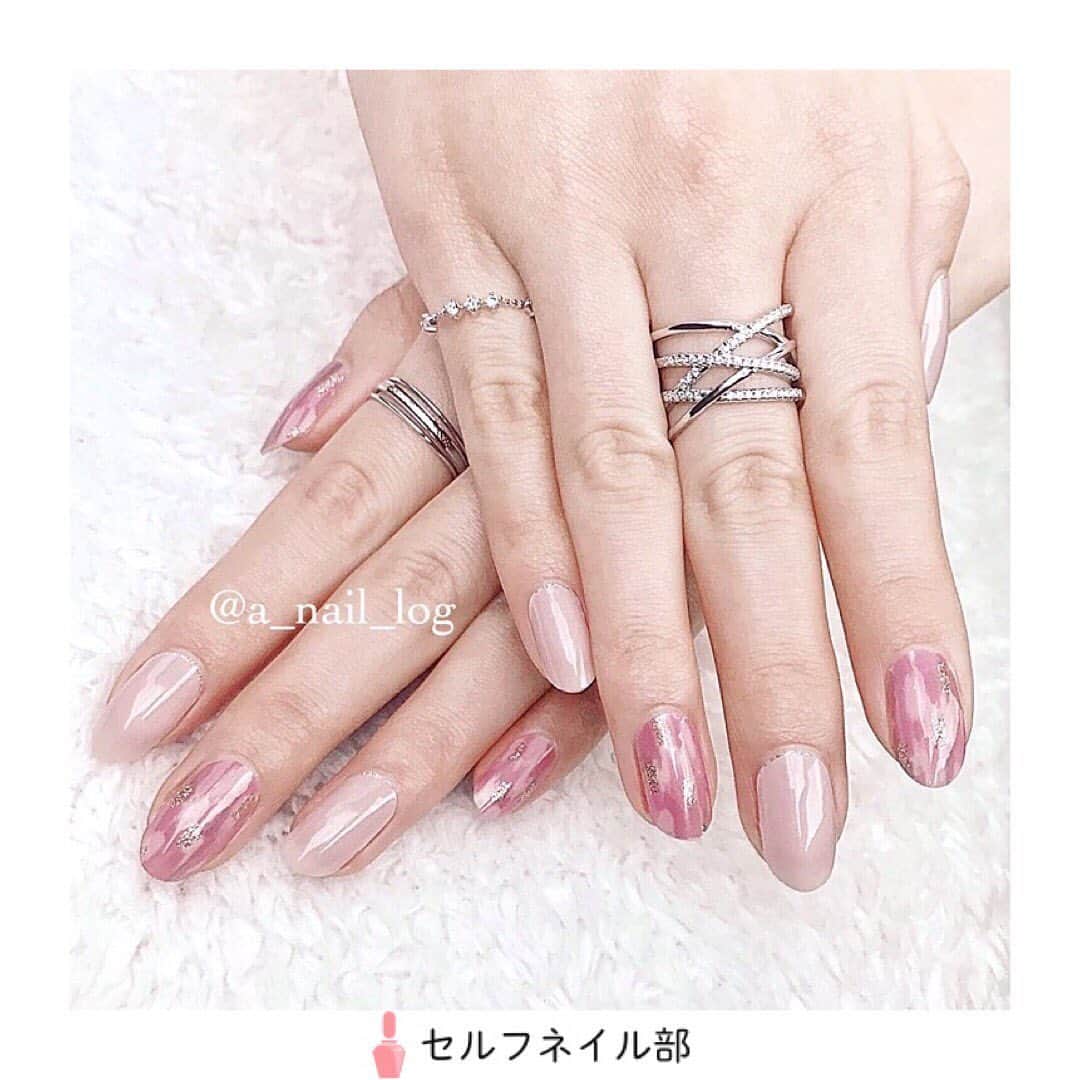 セルフネイル部 公式アカウントのインスタグラム：「(@a_nail_log)さんの、 「シールで時短！パープルニュアンスネイル」を紹介します💅 . 〜やり方〜 ①爪表面の油分・水分を除去し、ベースコートを塗る。 ②爪の幅より少し小さいシールを選んで爪に貼る。 ③先端の余ったシールを爪の形に合わせて折り込み、付属のやすりで削り取る。 ④トップコートを塗って完成！ . 〜使う物〜 ・ベースコート ・トップコート ・GELATO FACTORY ネイルシール ㅤ『ステリアスなベージュパープル』 ・やすり(シール付属品) . 〜ポイント〜 爪幅より大きいサイズを選んでしまうと指(肌)について剥がれやすくなるので、1〜2mm小さいサイズを選んでください。 仕上げにトップコートで全体を覆うように塗ると、さらにツヤ感UP＋長持ちします。 . 《セルフネイル部プロデューサー高橋からのコメント💅》 パープルのニュアンスがツボです👀🌼そしてなんといっても手が綺麗です💅」