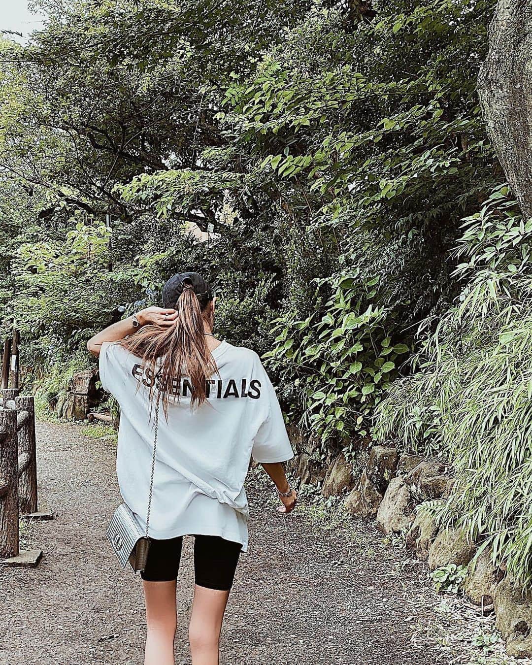 佐藤あずみのインスタグラム：「ランチして渋谷にある公園💗 . 池にヌシみたいなでっかい亀がいたりブランコしたり楽しかった🐢 . ブランコ動画載せたかったのにあさみのおパンツ丸見え事件だった🤣 . #tokyo #shibuya #park #chill #ootd #fashion #coordinate #code #japanesegirl」