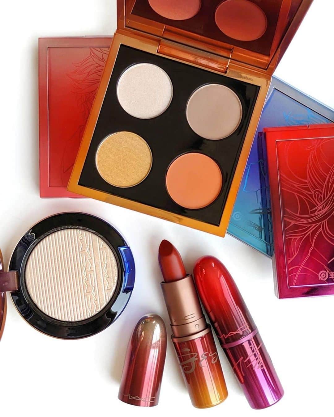 M∙A∙C Cosmetics Japanのインスタグラム：「＼公式オンラインショップ 数量限定／ 中国の大ヒットモバイルゲーム「HONOR OF KINGS(王者栄耀)」とのコラボコレクション、 #MACアーナーオブキングス が今だけ20％OFF✨ ㅤ この他にも、限定製品をお得な価格でご用意しています。今すぐチェック！ ㅤ ㅤ *カート内で表示価格より20%OFFが適用されます *表示価格は希望小売価格になりますが、カート内で20％OFF割引が適用されます。 *初回購入特典の10％OFFは、適用されません。なお、割引クーポンの利用はできません。 *限定数量のため、なくなり次第販売終了いたします。 *20％OFF適用される製品は、本ページに表示される製品のみになります。 ㅤ ㅤ 【公式オンラインショップ限定特典】 ☑︎7月23日(木) 23:59まで全品送料無料！ ☑︎初回ご購入のお客様へ10% OFFクーポンをプレゼント （クーポンコードwelcome） ㅤ #MACHonorOfKings#MACCosmeticsJapan #MACCosmetics #MAC #MACコスメ #マックコスメ #コスメ#コスメ紹介#コスメ好き#コスメレポ #化粧品 #デパコス #コスメ部 #コスメマニア #メイク好き#メイク道具#美容大好き#美容好き#トレンドメイク#夏メイク#メイクテク#アイシャドウパレット#キラキラ#キラキラメイク#MACリップ#リップマニア#ハイライト#ツヤ肌#ツヤ肌メイク」