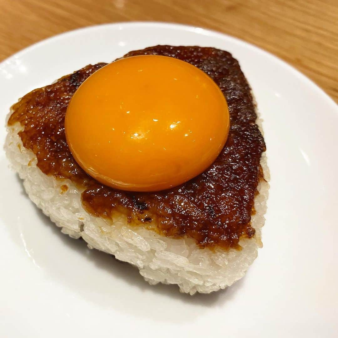 Mika Jimboさんのインスタグラム写真 - (Mika JimboInstagram)「【渋谷のリピ店 チキンキッチン】﻿ ﻿ 何回も行ってるけど、渋谷の#チキンキッチン 🐔大会出てた時も食べるものに困った時行ってたなー🤪﻿ ﻿ ﻿ 鶏肉の焼肉屋さん！鶏肉ってどうしても生肉で写真撮ると不気味だから写真撮ったやつはサイドメニュー🤩﻿ ﻿ 一番おいしい"チキン南蛮"はマスト頼み🥳﻿ あとは味噌にぎりの卵黄のせ🐔🐔🐔﻿ ﻿ あー美味しかった。﻿ 三人で食べて(二人お酒飲んでた)一人¥3,500くらいだったよ💰﻿ ﻿ まあ、ここはまた行くよね🐣﻿ 写真は美女を最後に載せたのでぜひご覧ください👀  #渋谷区#渋谷飯#渋谷ごはん#渋谷ディナー#渋谷グルメ#shibuya#渋谷スクランブルスクエア#チキンキッチン渋谷#ダイエット#鶏肉焼肉#鶏焼肉#食べログ#食べ歩き#東京のうまいメシシリーズ #渋谷ストリーム」7月6日 14時19分 - mikajimbox